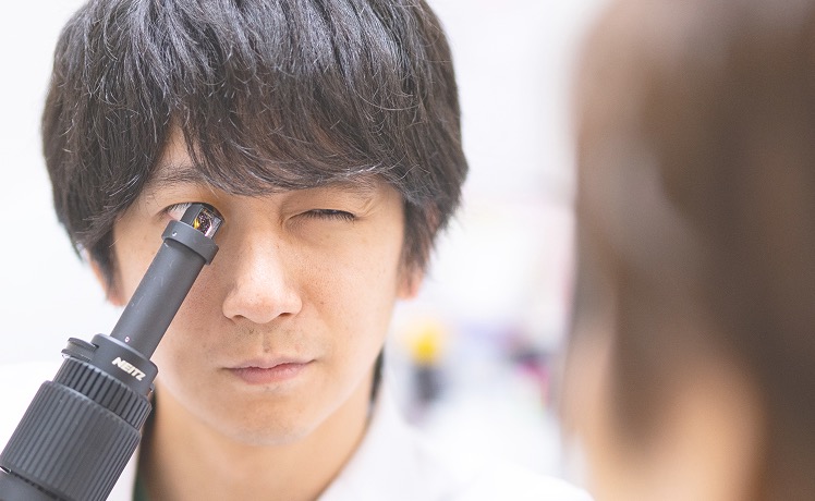 患者様の目を診察する医師