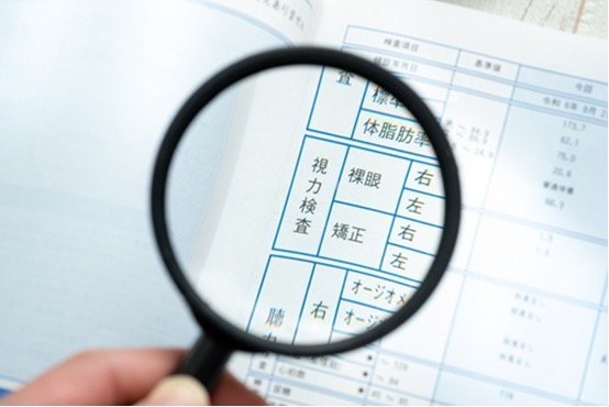 健康診断結果を確認する様子
