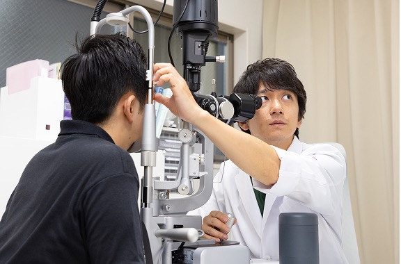 患者様の目を診察する副院長