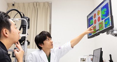 検査結果を説明する医師