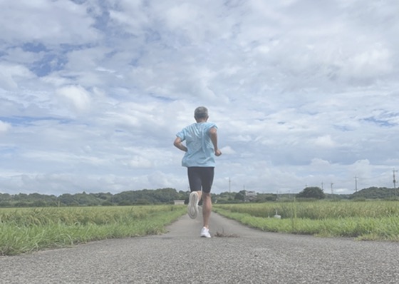 長い道を走る人