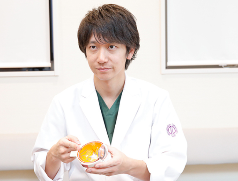 白内障手術の眼内レンズ選びについて専門医が説明する場面|森田眼科(西川口駅)
