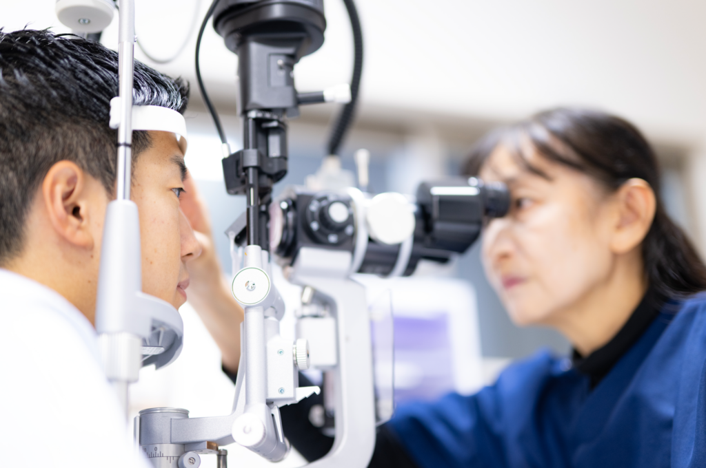 川口市の眼科で行うコンタクトレンズトラブルの診察